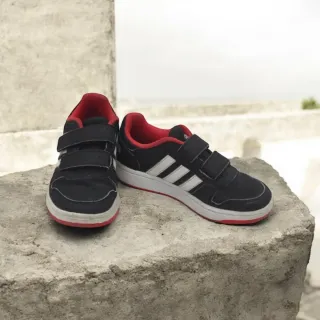 Scarpe Adidas bambino n.32 nere/rosse con strappi