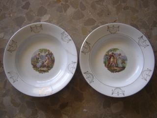 Due piatti in porcellana opaca