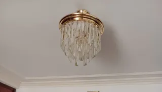 Lámparas de salón doradas y transparentes