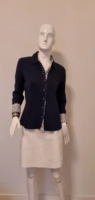 Camisa azul marino con estampado floral