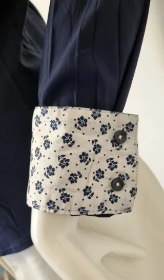 Camisa azul marino con estampado floral