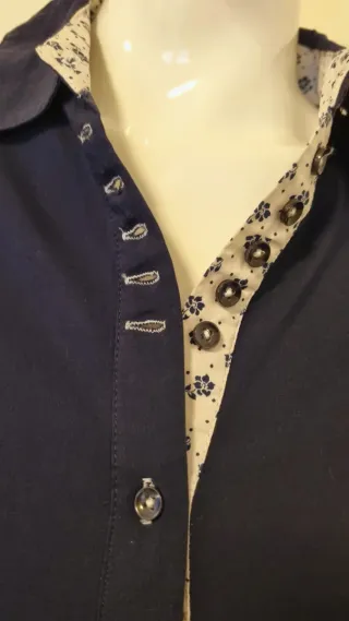 Camisa azul marino con estampado floral