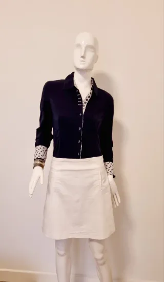 Camisa azul marino con estampado floral