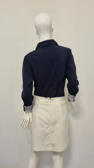 Camisa azul marino con estampado floral