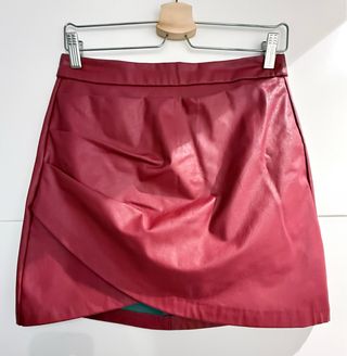 Falda polipiel Stradivarius roja