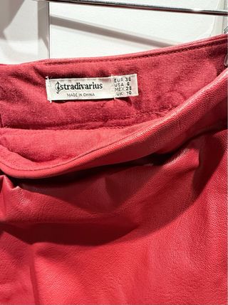 Falda polipiel Stradivarius roja