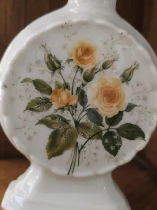 Bote de perfume antiguo con rosas