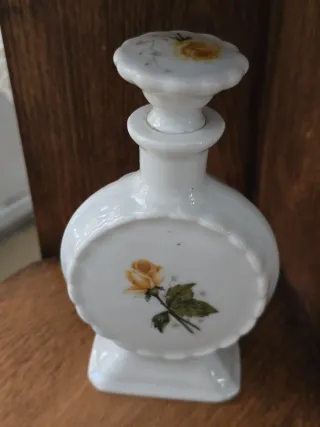 Bote de perfume antiguo con rosas