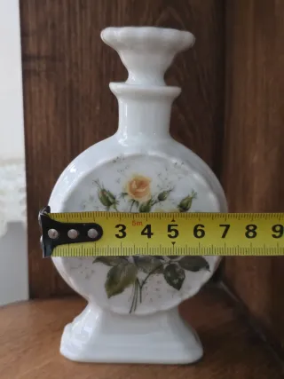 Bote de perfume antiguo con rosas