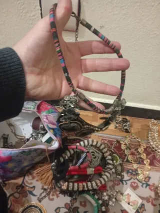 Set di collane e bracciali dorati