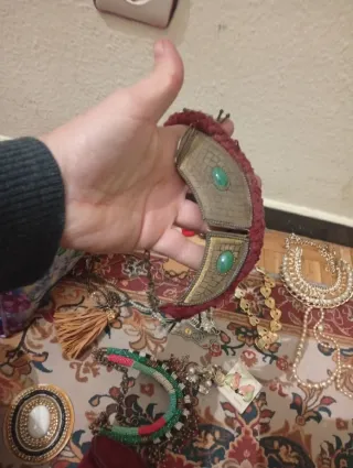 Set di collane e bracciali dorati