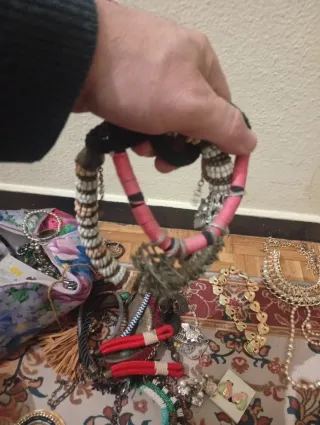 Set di collane e bracciali dorati