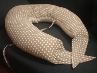 Cojín de lactancia gris con lunares blancos