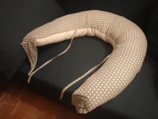 Cojín de lactancia gris con lunares blancos