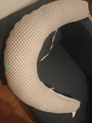 Cojín de lactancia gris con lunares blancos