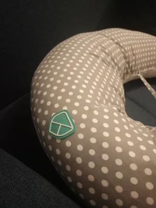 Cojín de lactancia gris con lunares blancos