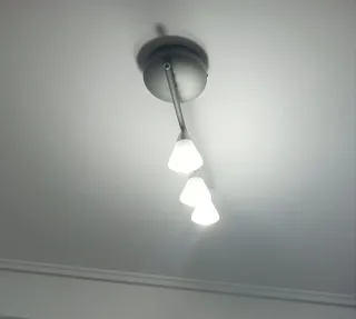 Lámpara de techo plateada y blanca