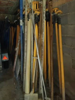 Puntales de obra metálicos