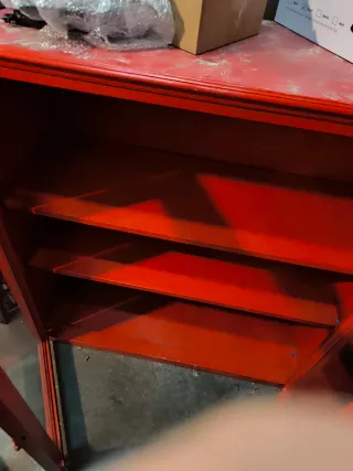 Vitrina vintage roja con puertas de cristal