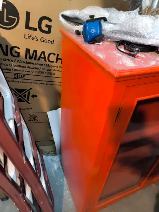 Vitrina vintage roja con puertas de cristal