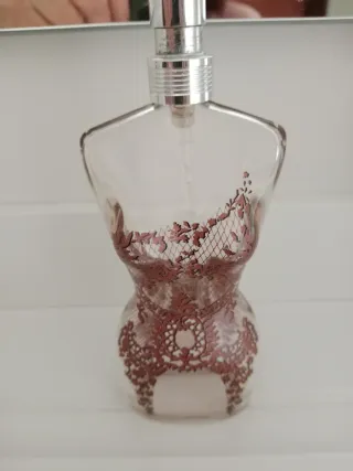 Botes de perfume vacíos forma cuerpo mujer