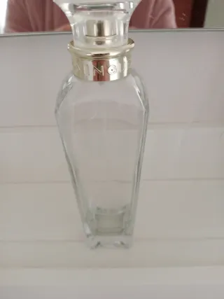 Botes de perfume vacíos forma cuerpo mujer