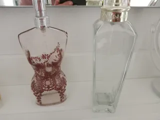 Botes de perfume vacíos forma cuerpo mujer