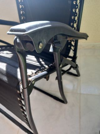 Tumbona plegable roja y plateada