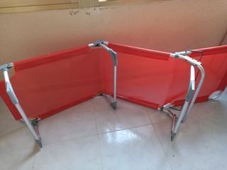 Tumbona plegable roja y plateada