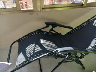 Tumbona plegable roja y plateada