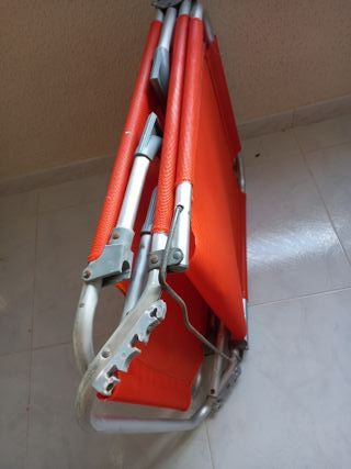 Tumbona plegable roja y plateada