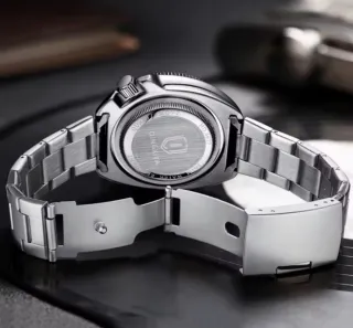 Reloj analógico plateado y azul