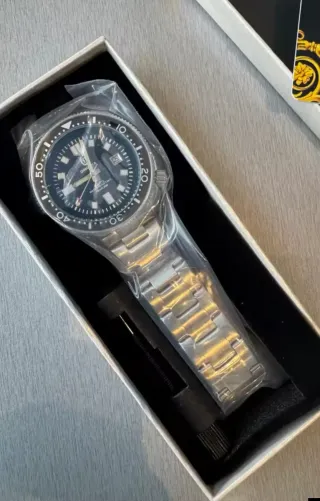 Reloj analógico plateado y azul