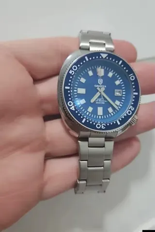 Reloj analógico plateado y azul