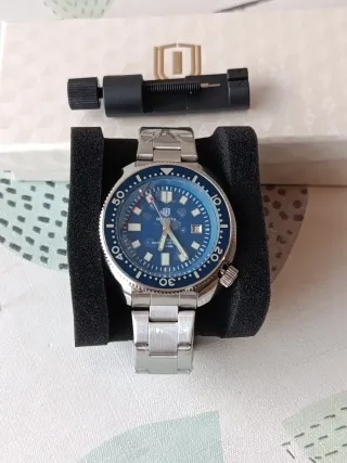 Reloj analógico plateado y azul