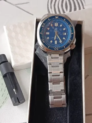 Reloj analógico plateado y azul