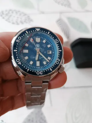 Reloj analógico plateado y azul