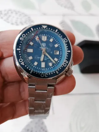 Reloj analógico plateado y azul