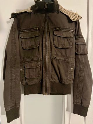 Chaqueta marrón con capucha y bolsillos