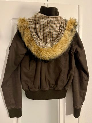 Chaqueta marrón con capucha y bolsillos