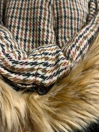 Chaqueta marrón con capucha y bolsillos