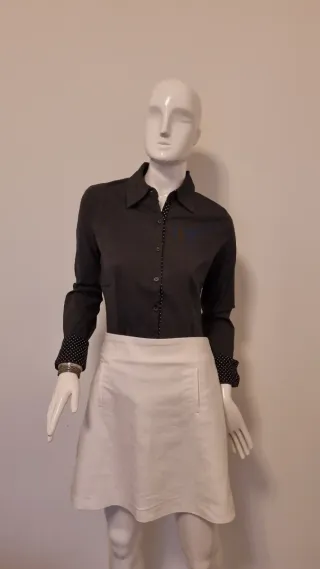 Camisa gris con detalles