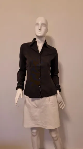 Camisa gris con detalles