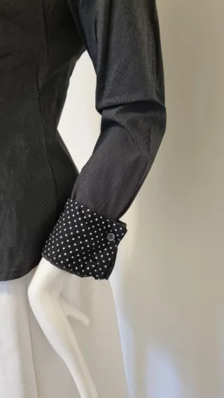 Camisa gris con detalles