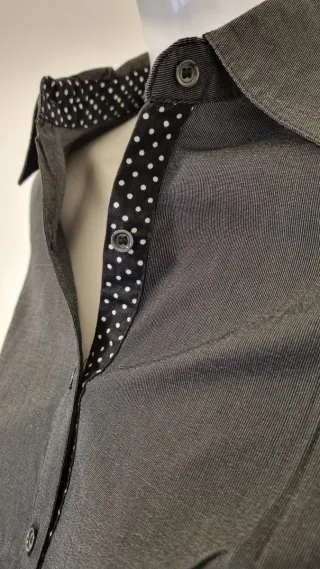 Camisa gris con detalles