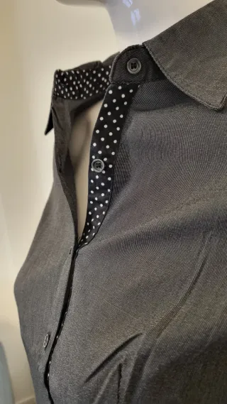 Camisa gris con detalles
