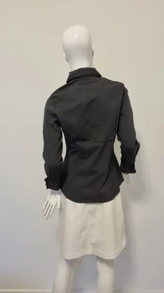 Camisa gris con detalles