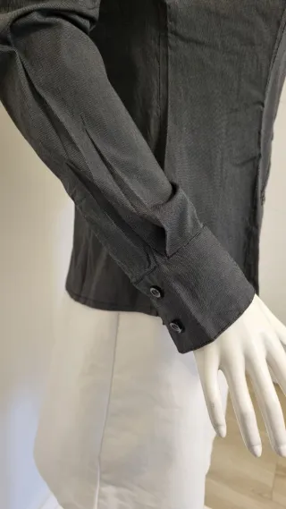 Camisa gris con detalles