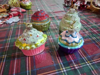 Lotto 4 decorazioni natalizie a forma di cupcake