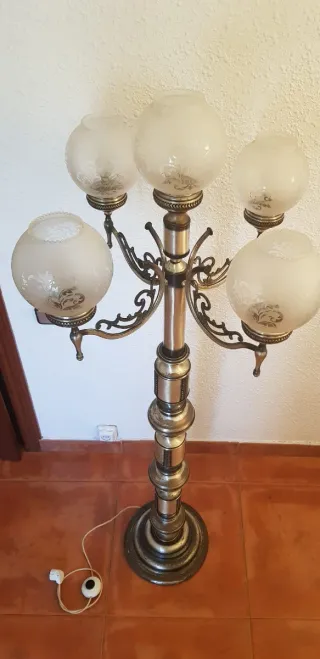 Lámpara de pie vintage cromada con 5 brazos.